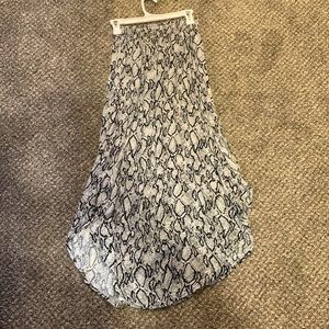 Snake skin midi skirt with elastic waist band. SIZE S.